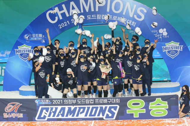 29일 의정부체육관에서 열린 프로배구 KOVO컵 여자부 결승전에서 서울 GS칼텍스를 3-0으로 꺾고 우승을 차지한 수원 현대건설 선수들이 시상식 후 환호하고 있다. 연합뉴스