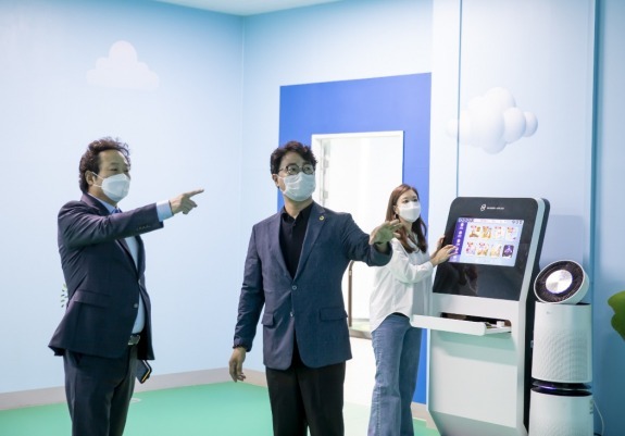 경기도의회 건설교통위원회 소속 추민규 의원(더불어민주당·하남2)이 하남 VR연구소를 방문해 지역 초등학교에 설치된 교육 프로그램을 체험하고 있다.추민규 의원 측 제공
