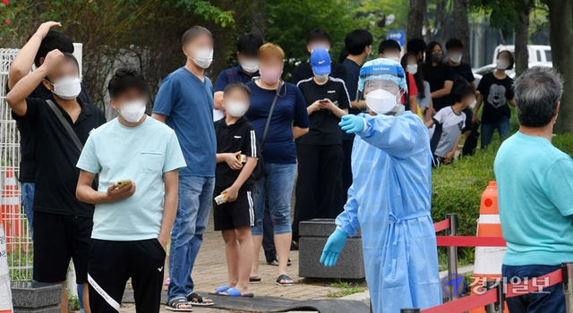 화성시 남부권 외국인 고용 기업체 전직원에 대한 코로나19 진단검사 행정명령 시행 첫날인 30일 오전 화성 경기종합타운에 마련된 임시선별검사소에서 시민들이 검사 순서를 기다리고 있다. 김시범기자