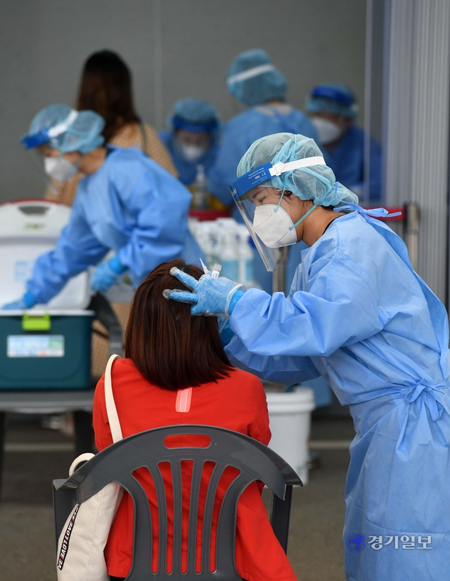 화성시 남부권 외국인 고용 기업체 전직원에 대한 코로나19 진단검사 행정명령 시행 첫날인 30일 오전 화성 경기종합타운에 마련된 임시선별검사소에서 의료진이 분주한 모습을 보이고 있다. 김시범기자