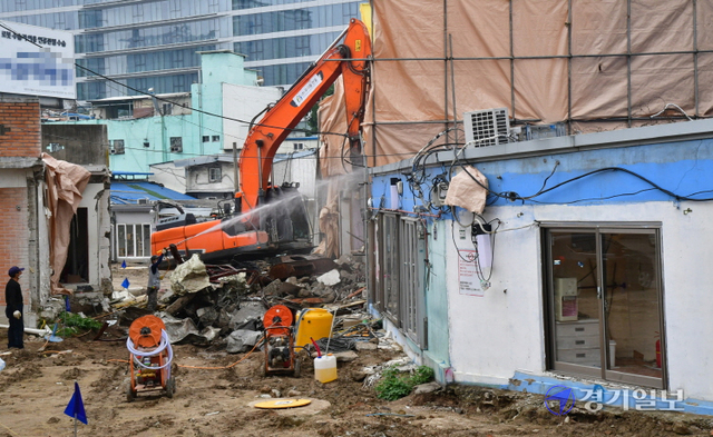 30일 오전 수원역 성매매 집결지에서 철거 및 리모델링 공사가 진행되고 있다.조주현기자