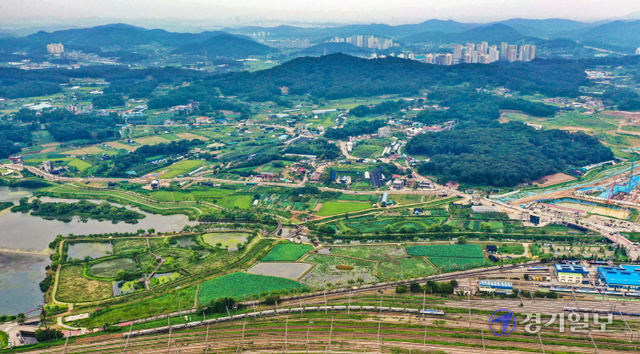 정부가 2·4공급대책 발표 당시 예고했던 신규 공공택지 3차 입지로 의왕·군포·안산, 화성 진안, 인천 구월, 화성 봉담 등 수도권 7곳과 지방권에 대전 죽동, 세종 조치원 등 3곳 등 총 10곳을 30일 확정했다. 이중 의왕·군포·안산과 화성 진안은 신도시 규모의 택지로 개발해 각각 4만1000가구, 2만9000가구를 공급한다. 사진은 신도시급 신규택지가 조성될 의왕시 초평동 일대.조주현기자