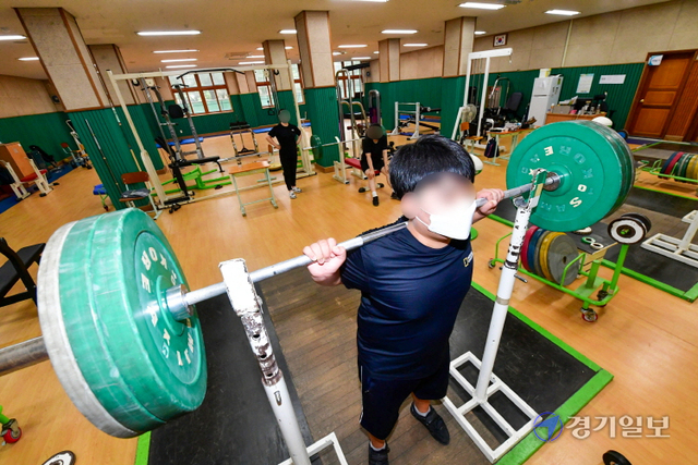 31일 수원시내 한 중학교 역도부 훈련장에서 선수들이 훈련을 하고 있다. 조주현기자