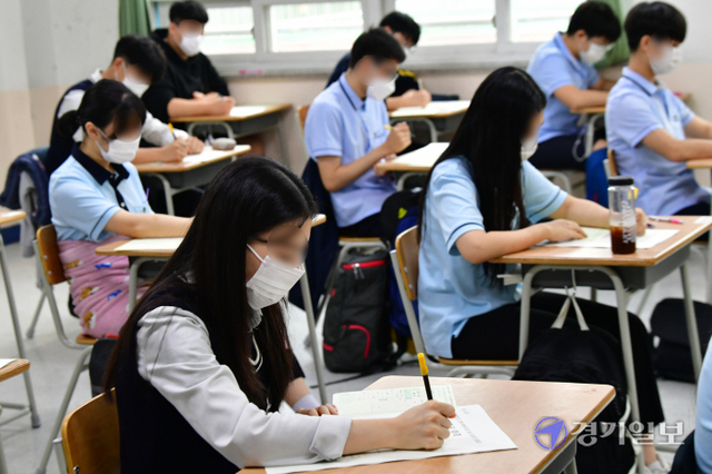 2022학년도 대학수학능력시험 9월 모의평가가 실시된 1일 오전 수원시 장안구 조원고등학교에서 고3 수험생들이 시험을 치르고 있다. 조주현기자
