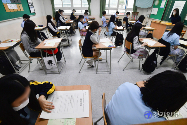 2022학년도 대학수학능력시험 9월 모의평가가 실시된 1일 오전 수원시 장안구 조원고등학교에서 고3 수험생들이 시험을 치르고 있다. 조주현기자