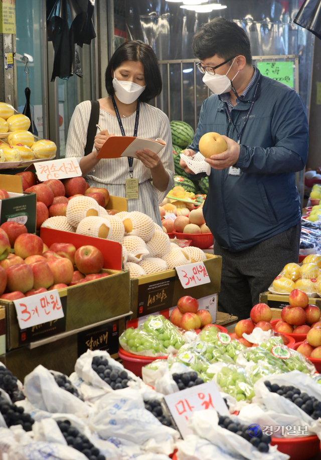 1일 오후 수원시 팔달구 못골시장에서 국립농산물품질관리원 수원사무소 원산지기동반이 원산지 표기 점검을 하고 있다.조주현기자