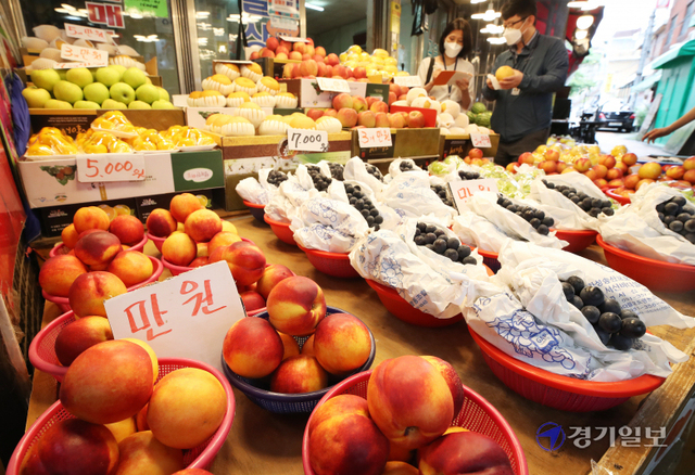 1일 오후 수원시 팔달구 못골시장에서 국립농산물품질관리원 수원사무소 원산지기동반이 원산지 표기 점검을 하고 있다.조주현기자