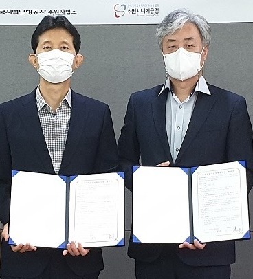 성기준 한난 수원사업소장(왼쪽 두 번째)과 이종성 수원시니어클럽 관장(왼쪽 세 번째). 한국지역난방공사 제공