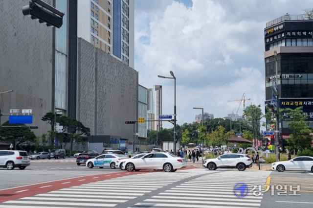롯데백화점 동탄점이 교통영향평가 심의내용을 어기고 지하주차장 출입구 2곳을 모두 사용하면서 극심한 교통체증을 부추기고 있다. 백화점 북측 주차장 입구를 이용해 백화점으로 진입하려는 차량들로 체증을 빚고 있다. 김영호기자