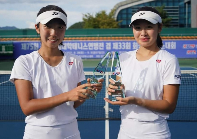 2일 강원 양구테니스파크서 열린 제75회 전국추계대학테니스연맹전서 여자부 복식서 우승을 차지한 오은지(사진 왼쪽)와 임수현. 김도원 프리랜서 제공