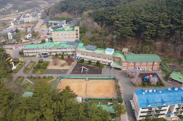 인천시교육청이 덕적도 주민들의 숙원사업이던 덕적고등학교 야구부 신설을 승인했다. 사진은 덕적초중고등학교 전경. 인천시교육청 제공.