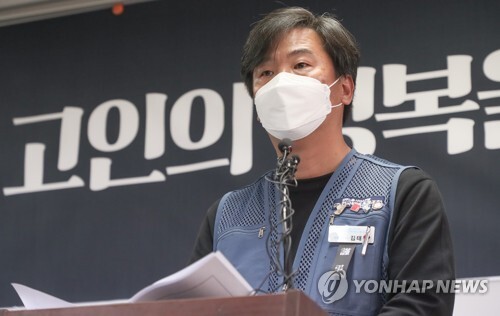 김태완 택배노조 수석부위원장이 CJ대한통운 김포지역 대리점주가 숨진 사고에 대한 자체 조사결과를 발표하고 있다. 연합뉴스