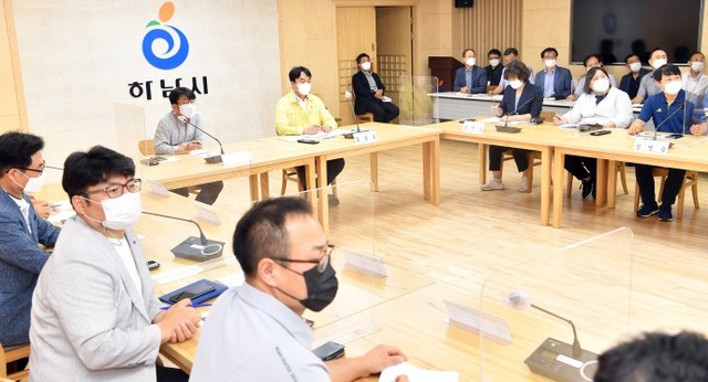 지난 3일 하남시청 상황실에서 열린 코스트코 하남점 망월천 수질오염행위 관련 민ㆍ관ㆍ정 대책회의에서 참석자들이 망월천 오염방지 대응책을 논의하고 있다. 하남시 제공