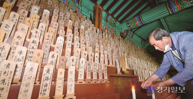 원폭피해자 1천145명의 위패가 모셔져 있는 경상남도 합천 원폭피해자복지회관 위령각에서 심진태 원폭피해자협회 합천지부장이 참배하고 있다. 이곳에서는 매년 8월 6일 원폭피해자들을 기리는 추모제례가 열린다.윤원규기자