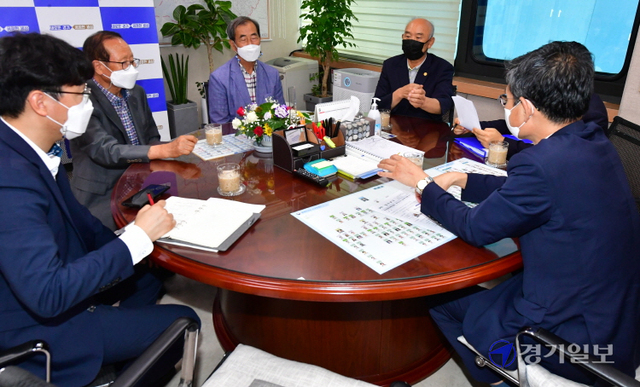 (사)한국원폭피해자협회 이규열 회장 등이 30일 경기도청에서 이재명 경기도지사를 대신해 참석한 이용철 도 행정1부지사에게 감사패를 전달한 후 원폭피해자 지원에 대한 대화를 나누고 있다.조주현기자