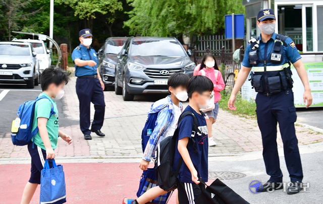 코로나19 4차 대유행 속에 거리두기 4단계 지역에서도 대면수업이 확대됐다. 6일 오전 수원시 원천초등학교에서 학생들이 등교하고 있다. 이날부터 초등학교 1·2학년은 매일, 3∼6학년은 2분의 1 이하, 중학교는 3분의 2 이하, 고3은 전면등교, 고 1·2는 2분의 1 등교하거나 전면 등교가 가능하다. 조주현기자
