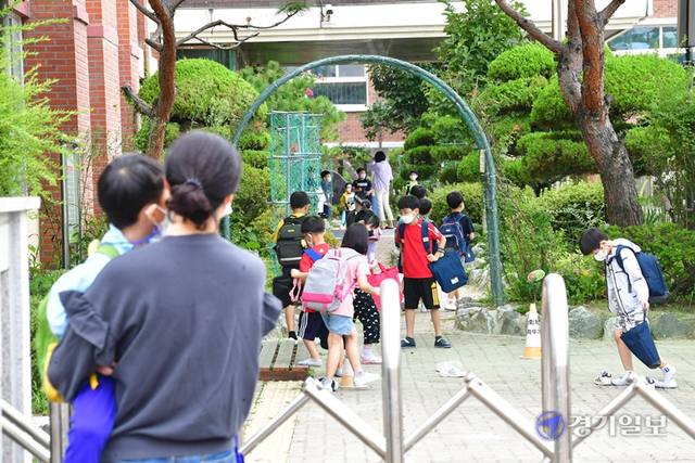 코로나19 4차 대유행 속에 거리두기 4단계 지역에서도 대면수업이 확대됐다. 6일 오전 수원시 원천초등학교에서 학생들이 등교하고 있다. 이날부터 초등학교 1·2학년은 매일, 3∼6학년은 2분의 1 이하, 중학교는 3분의 2 이하, 고3은 전면등교, 고 1·2는 2분의 1 등교하거나 전면 등교가 가능하다. 조주현기자