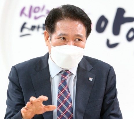 FC안양의 구단주인 최대호 안양시장이 100년 시민구단 청사진을 설명하고 있다. 안양시 제공