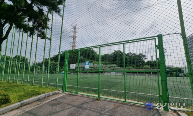 화성 동탄신도시 내 유일한 정규규격 축구장 폐쇄 추진에 축구동호인들이 반발하고 있다. 사진은 석우동 동학산 11호 축구장. 김영호기자