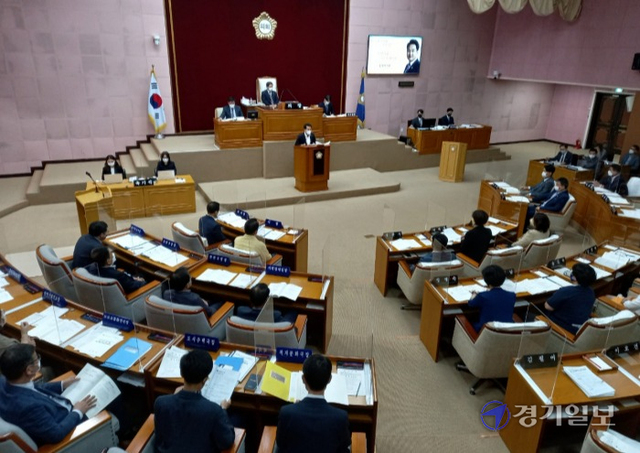 6일 열린 제269회 안양시의회 임시회에서 음경택 의원이 박달스마트밸리 조성사업 관련 시정질문을 하고 있다. 노성우기자