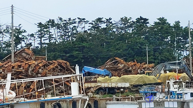인천 옹진군 연평도 당섬선착장 인근 물양장에 최근 수백㎏이 넘는 닻, 그물 등의 어구가 위태롭게 쌓여있다. 옹진군의회 제공