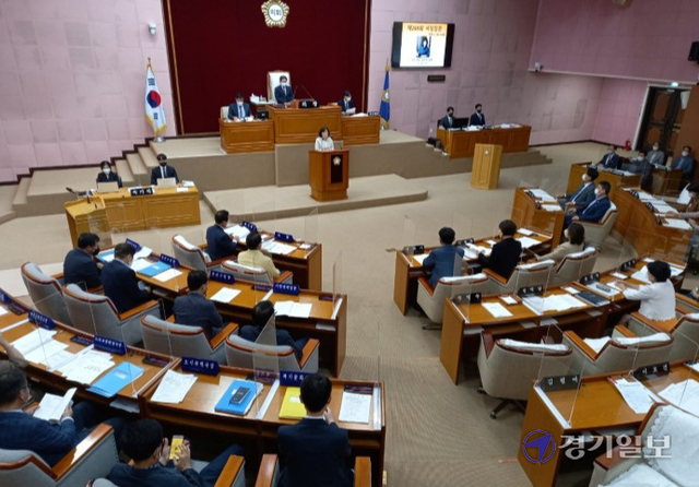 7일 열린 제269회 안양시의회 임시회에서 김필여 국민의힘 대표의원이 광복절 한반도기 게양 논란과 관련 시정질문을 하고 있다. 노성우기자