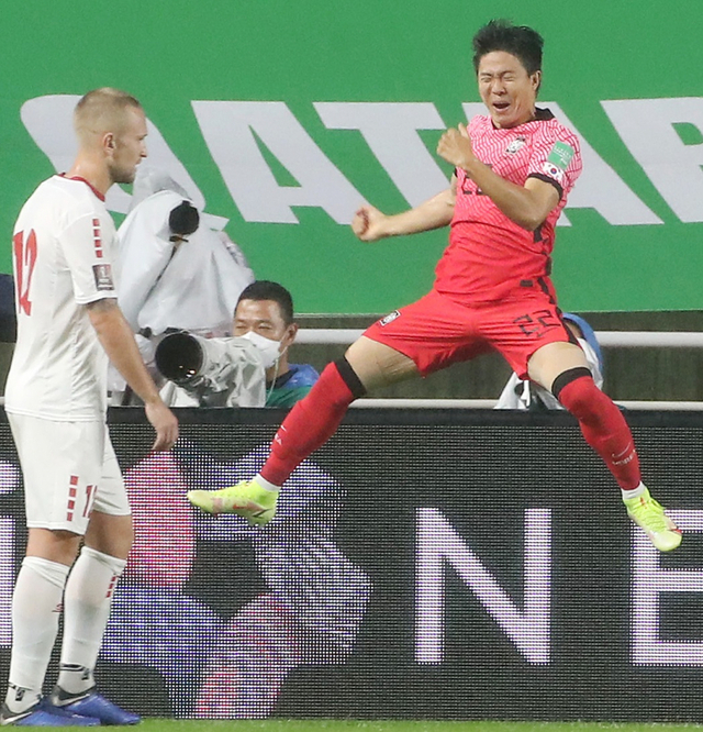 7일 오후 수원월드컵경기장에서 열린 2022 카타르 FIFA 월드컵 축구 아시아 최종예선 대한민국과 레바논의 경기. 후반 권창훈이 골을 넣은 뒤 점프하며 기뻐하고 있다.  연합뉴스
