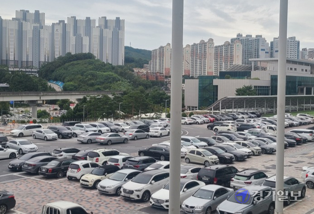 용인시청의 고질적인 주차난으로 민원인들이 불편을 호소하고 있다. 사진은 차량들이 빼곡하게 들어선 용인시청 하늘광장 주차장. 김현수기자