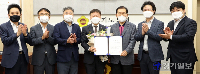 8일 경기도의회에서 열린 '대한민국 학생창의력 올림피아드 대회' 성장 및 발전을 위한 대회장 위촉식에서 조기연 한국학교발명협회장, 남종섭 도의회 교육행정위원장 등이 기념촬영을 하고 있다.