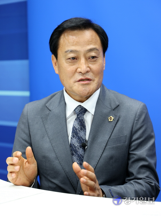 장현국 경기도의회 의장이 8일 오후 본보 스튜디오에서 인터뷰를 하고 있다. 조주현기자