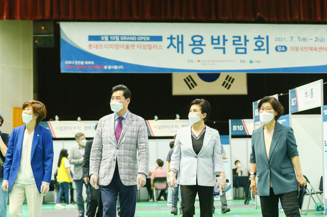 김상돈 의왕시장이 롯데프리미엄아울렛 ‘타임빌라스’ 관련 채용박람회를 둘러보고 있다. 의왕시 제공