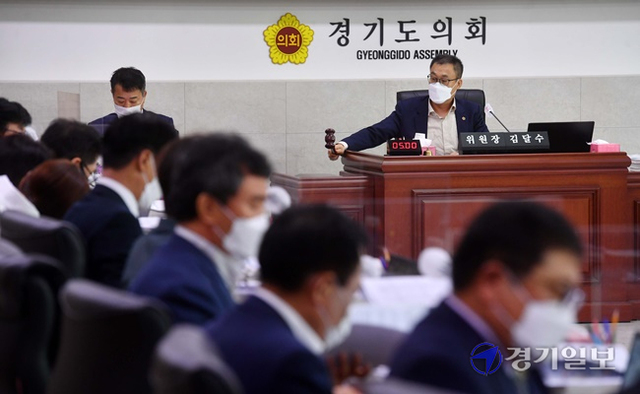 9일 오전 경기도의회 특별위원회 회의실에서 열린 예산결산특별위원회 추경예산안 첫 심의에서 김달수 위원장이 개회를 선언하고 있다. 김시범기자