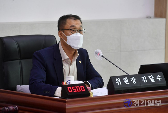 9일 오전 경기도의회 특별위원회 회의실에서 열린 예산결산특별위원회 추경예산안 첫 심의에서 김달수 위원장이 발언하고 있다. 김시범기자