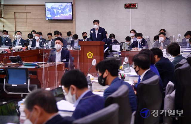 9일 오전 경기도의회 특별위원회 회의실에서 열린 예산결산특별위원회 추경예산안 첫 심의에서 도의원들이 집행부의 보고를 듣고 있다. 김시범기자