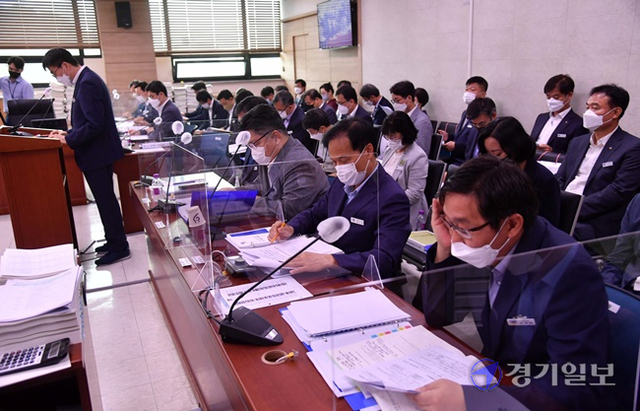 9일 오전 경기도의회 특별위원회 회의실에서 열린 예산결산특별위원회(위원장 김달수) 추경예산안 첫 심의에서 도 실국장 및 산하단체장 등이 자료를 살펴보고 있다. 김시범기자