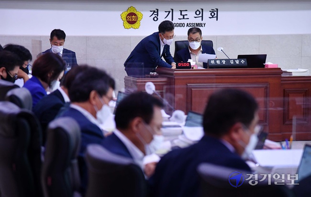9일 오전 경기도의회 특별위원회 회의실에서 열린 예산결산특별위원회 추경예산안 첫 심의에서 김달수 위원장이 관계자들과 안건 관련 대화를 하고 있다. 김시범기자