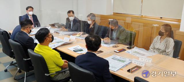 9일 오전 경기일보 회의실에서 열린 본보 독자권익위원회 9월 회의에서 위원들이 최근 보도된 본보 기사 관련 의견을 밝히고 있다. 최현호기자