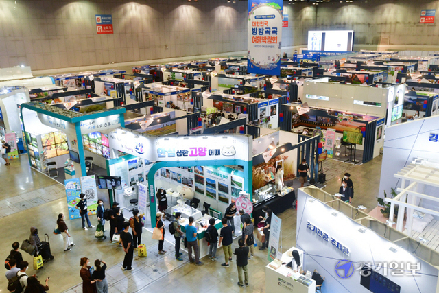 9일 고양시 일산 킨텍스 제2전시장 7홀에서 개막한 ‘제6회 대한민국 국제관광박람회’에서 관람객들이 다양한 전시장을 살펴보고 있다. 오는 12일까지 열리는 이번 행사는 코로나19 여파로 침체된 관광산업 활성화를 위해 네트워킹과 정보 공유의 장으로 활용될 예정이다. 조주현기자