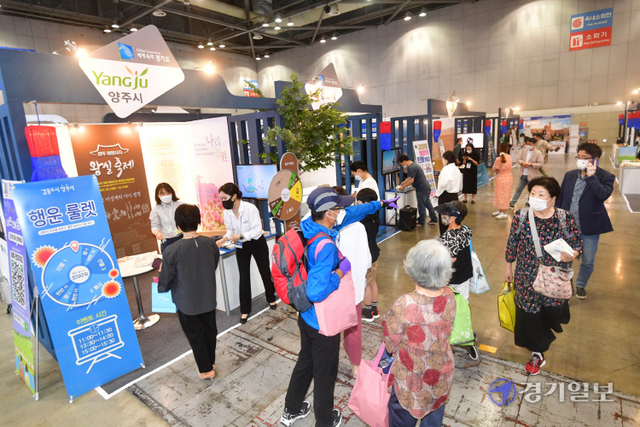 9일 고양시 일산 킨텍스 제2전시장 7홀에서 개막한 ‘제6회 대한민국 국제관광박람회’에서 관람객들이 다양한 전시장을 살펴보고 있다. 오는 12일까지 열리는 이번 행사는 코로나19 여파로 침체된 관광산업 활성화를 위해 네트워킹과 정보 공유의 장으로 활용될 예정이다. 조주현기자