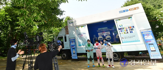 10일 양평군 옥천면 사나사계곡 일대에서 열린 '2021 경기지역화폐 31개 시군데이트 지금은 점심시간 양평편에서 개그맨 옹알스가 경기지역화폐와 지역 관광지 및 경기 청정계곡 등을 알리고 있다. 조주현기자