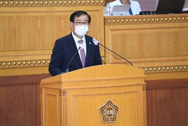 예산안 심사 보고 중인 이희창 예산위원장.