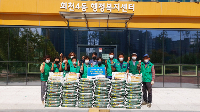 양주시 회천4동 새마을지도자회(회장 정용화ㆍ황규영)는 지난 9일 회천4동 행정복지센터를 방문해 백미 10㎏ 60포(시가 200만원)를 전달했다.