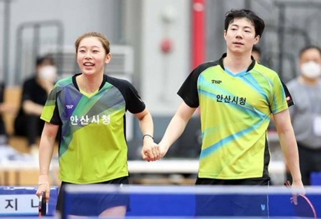 2021 춘계 회장기실업탁구대회 시ㆍ군부 혼합복식서 우승한 안산시청의 김지환(오른쪽), 황지나.월간탁구 제공