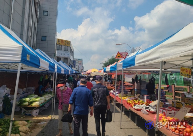 지난 10일 5일장이 열린 용인시 처인구 중앙시장에서 손님들이 점포 앞을 걸어가고 있다. 이날 열린 5일장은 코로나19 여파에도 추석을 앞두고 모처럼 활기를 띄었다. 김현수기자