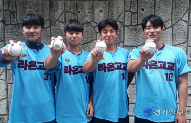 올해 대통령기 고교야구대회 준우승과 청룡기 8강에 오른 평택 라온고의 유급 투수들. (왼쪽부터) 이상민, 조우석, 윤성보, 박진환 선수. 권재민기자