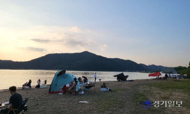 용인 이동저수지가 쓰레기를 나 몰라라 하는 얌체 차박족으로 몸살을 앓고 있다. 사진은 이동저수지 입구에 캠핑족들이 버린 쓰레기들이 쌓여 있는 모습. 김현수기자