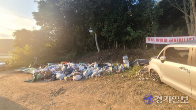 용인 이동저수지가 쓰레기를 나 몰라라 하는 얌체 차박족으로 몸살을 앓고 있다 사진은 이동저수지 일대에 캠핑족들이 자리 잡은 모습. 일부는 불을 피우고 식사를 하고 있다. 김현수기자