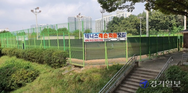 부천시 체육회가 시소유 테니스장에서 알부 테니스 강사의 수년간 개인강습을 묵인하고 있다. 사진은 원미테니스장에 레슨회원을 모집하는 현수막이 걸려 있는 모습. 김종구기자