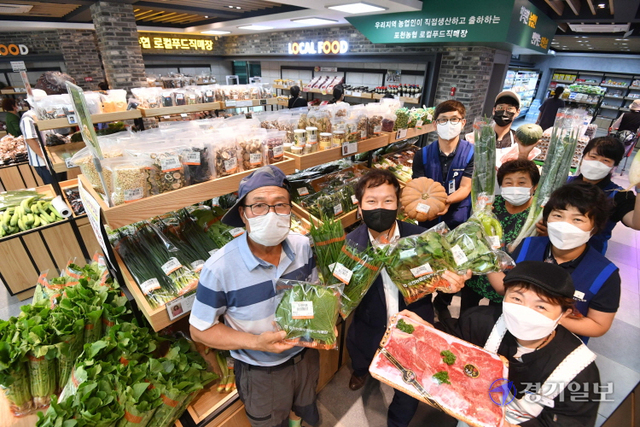 13일 오후 포천시 군내면 포천농협 로컬푸드 직매장에서 열린 '로컬푸드 농축산물 판촉전'에서 매장 직원들이 싱싱한 농축산물을 홍보하고 있다. 김시범기자