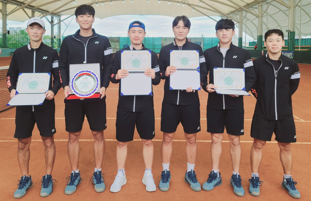 추계 전국실업소프트테니스연맹전 남자 단체전에서 우승한 수원시청 선수단.경기일보 DB